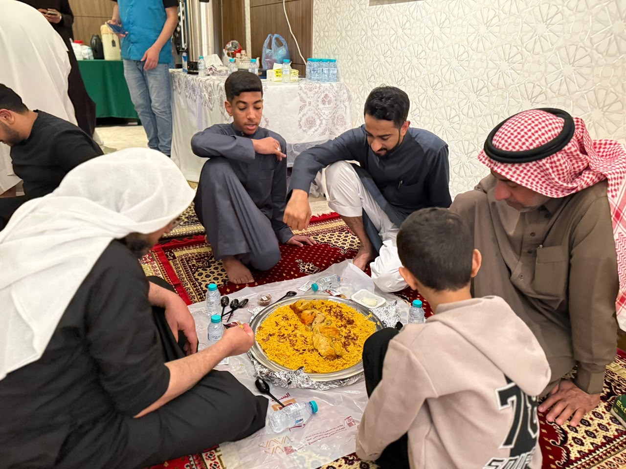 وجبة ضيافة جماعية مقدمة لضيوف نجم الإيثار