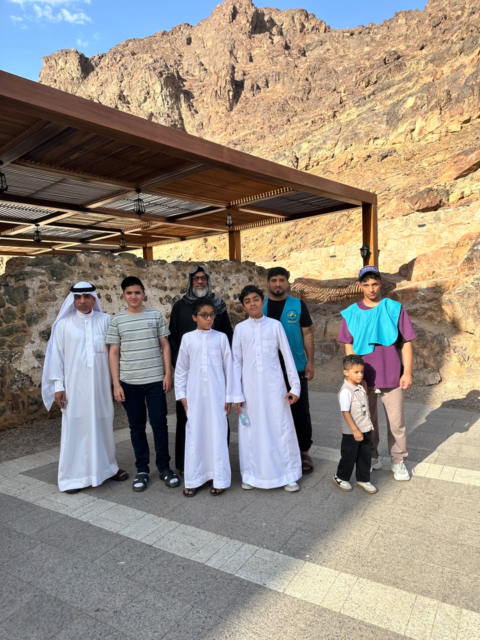 مجموعة من ضيوف نجم الإيثار في إحدى المحطات السياحية