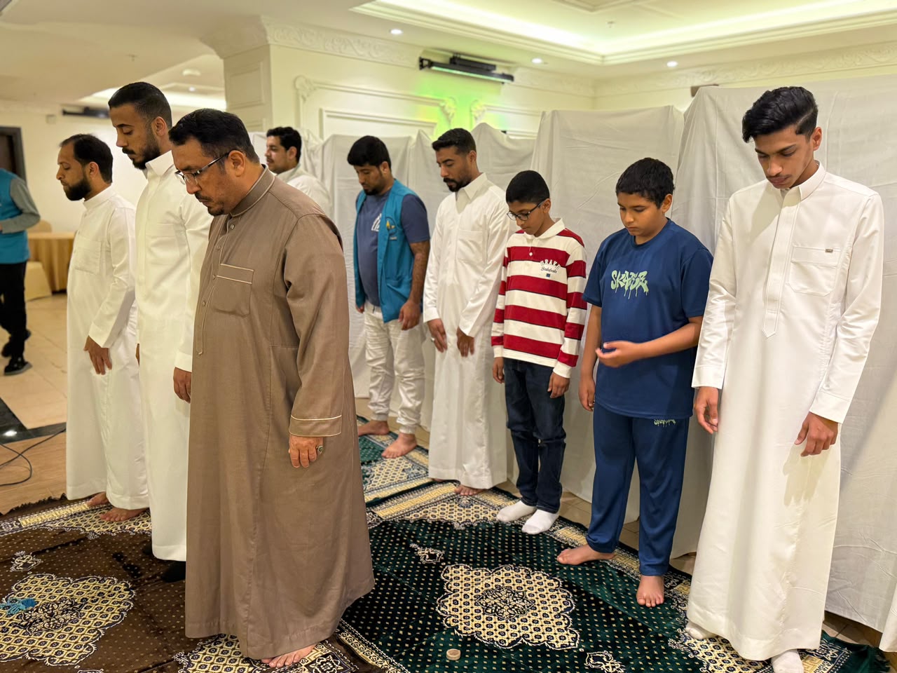 ضيوف نجم الإيثار يؤدون الصلاة جماعة أثناء الرحلة